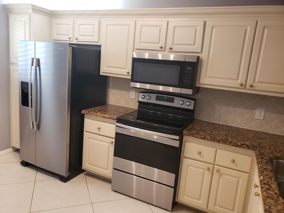 For Sale: $200,000 (2 beds, 2 baths, 1145 Square Feet)