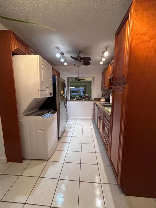 For Sale: $174,900 (2 beds, 1 baths, 953 Square Feet)