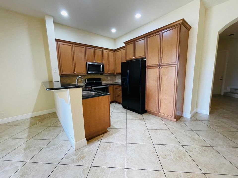 For Rent: $2,850 (3 beds, 3 baths, 1870 Square Feet)