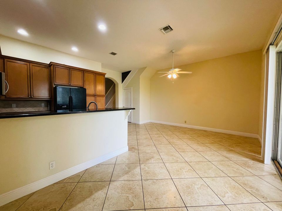 For Rent: $2,850 (3 beds, 3 baths, 1870 Square Feet)