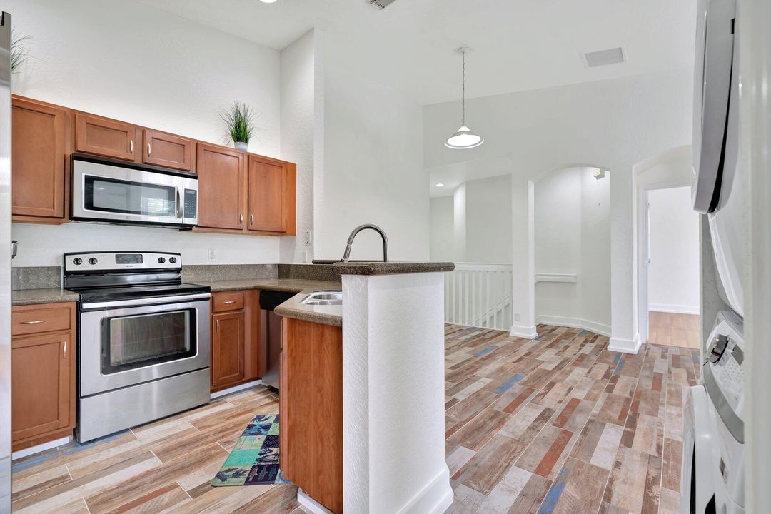 For Sale: $309,000 (2 beds, 2 baths, 1022 Square Feet)