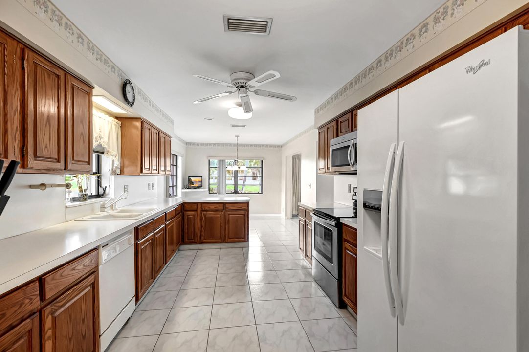 For Sale: $450,000 (3 beds, 2 baths, 2304 Square Feet)