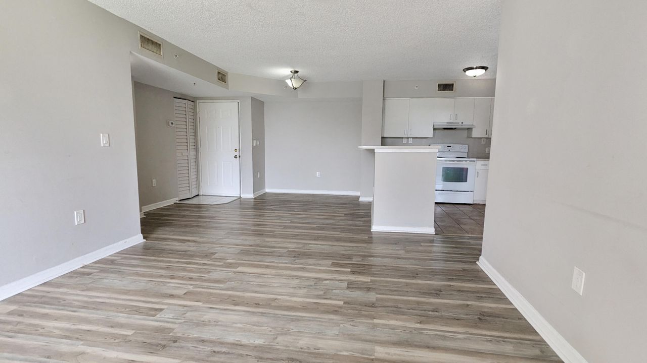 For Sale: $229,900 (2 beds, 2 baths, 1076 Square Feet)