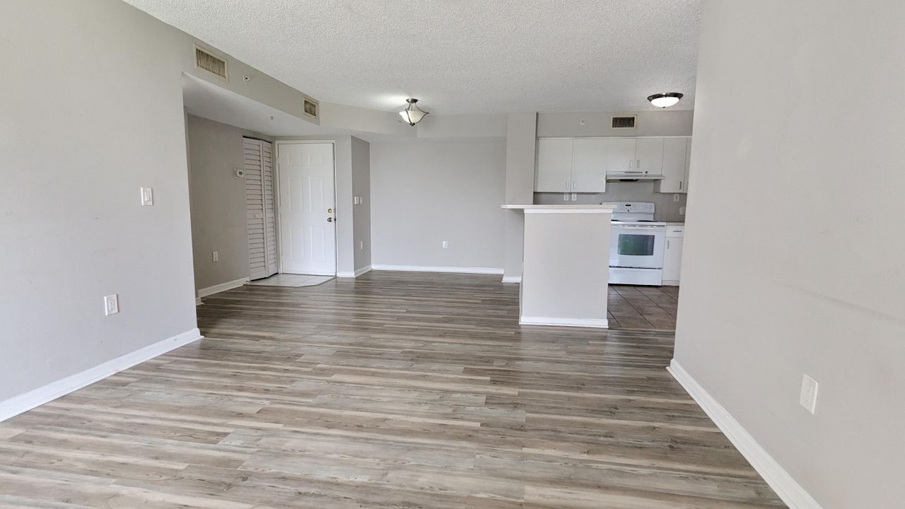 For Sale: $229,900 (2 beds, 2 baths, 1076 Square Feet)