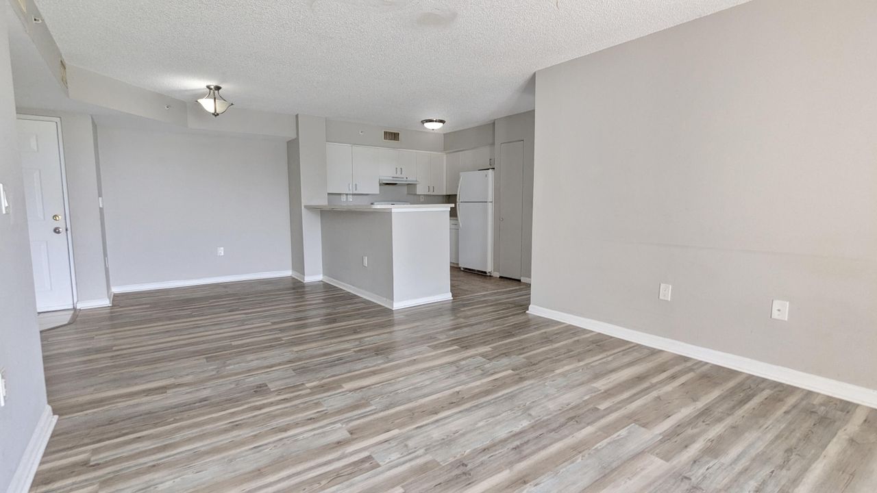 For Sale: $229,900 (2 beds, 2 baths, 1076 Square Feet)