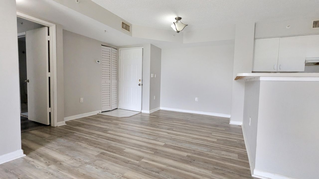 For Sale: $229,900 (2 beds, 2 baths, 1076 Square Feet)