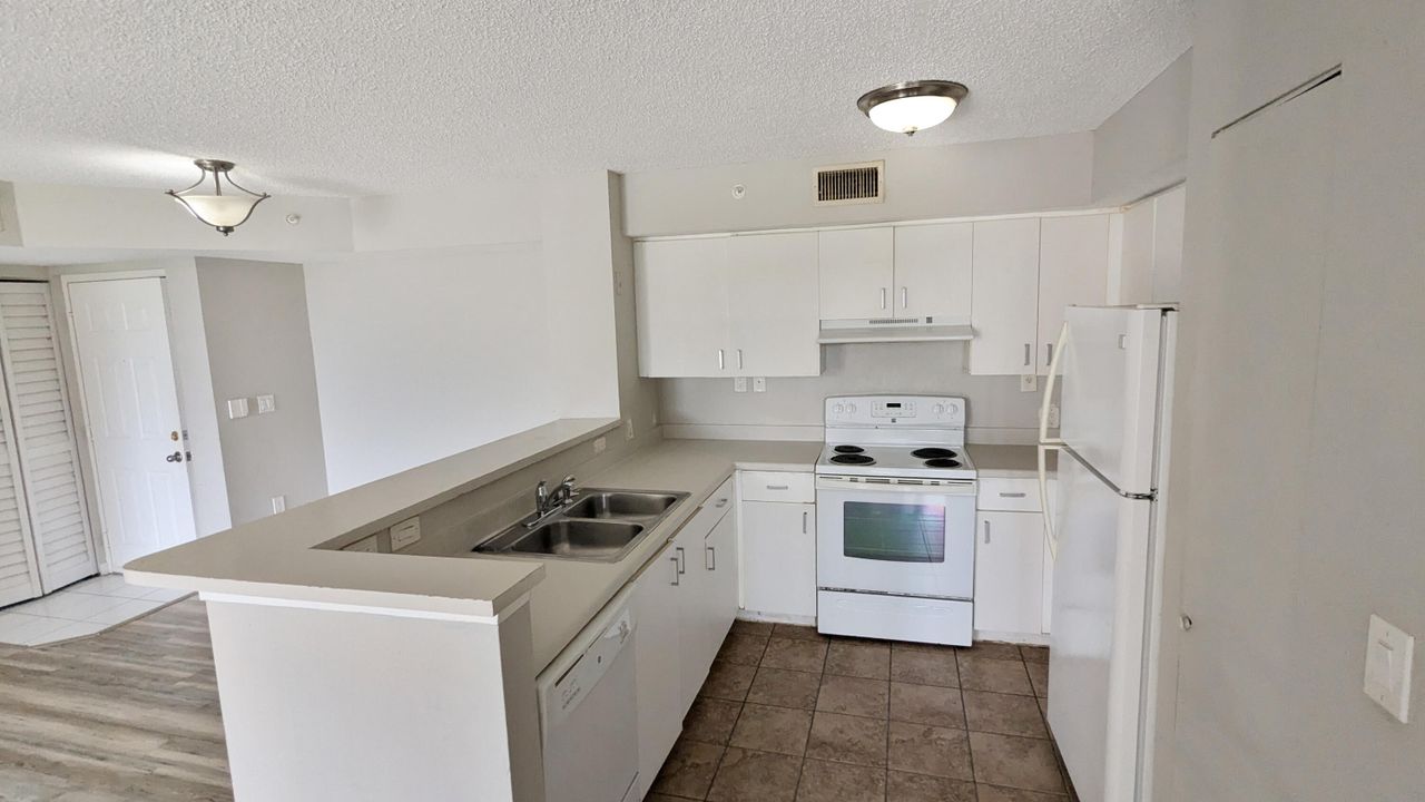 For Sale: $229,900 (2 beds, 2 baths, 1076 Square Feet)