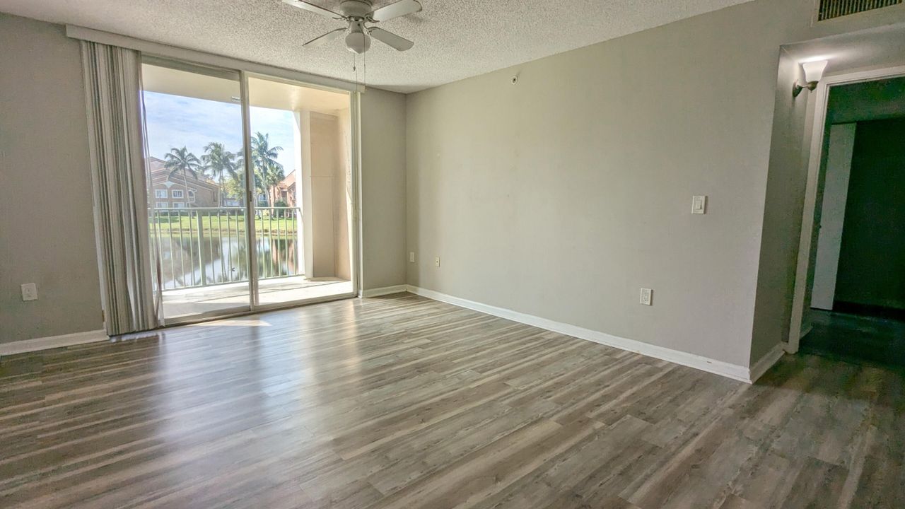 For Sale: $229,900 (2 beds, 2 baths, 1076 Square Feet)