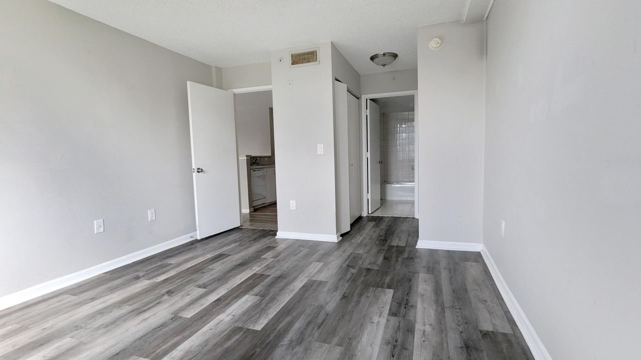 For Sale: $229,900 (2 beds, 2 baths, 1076 Square Feet)