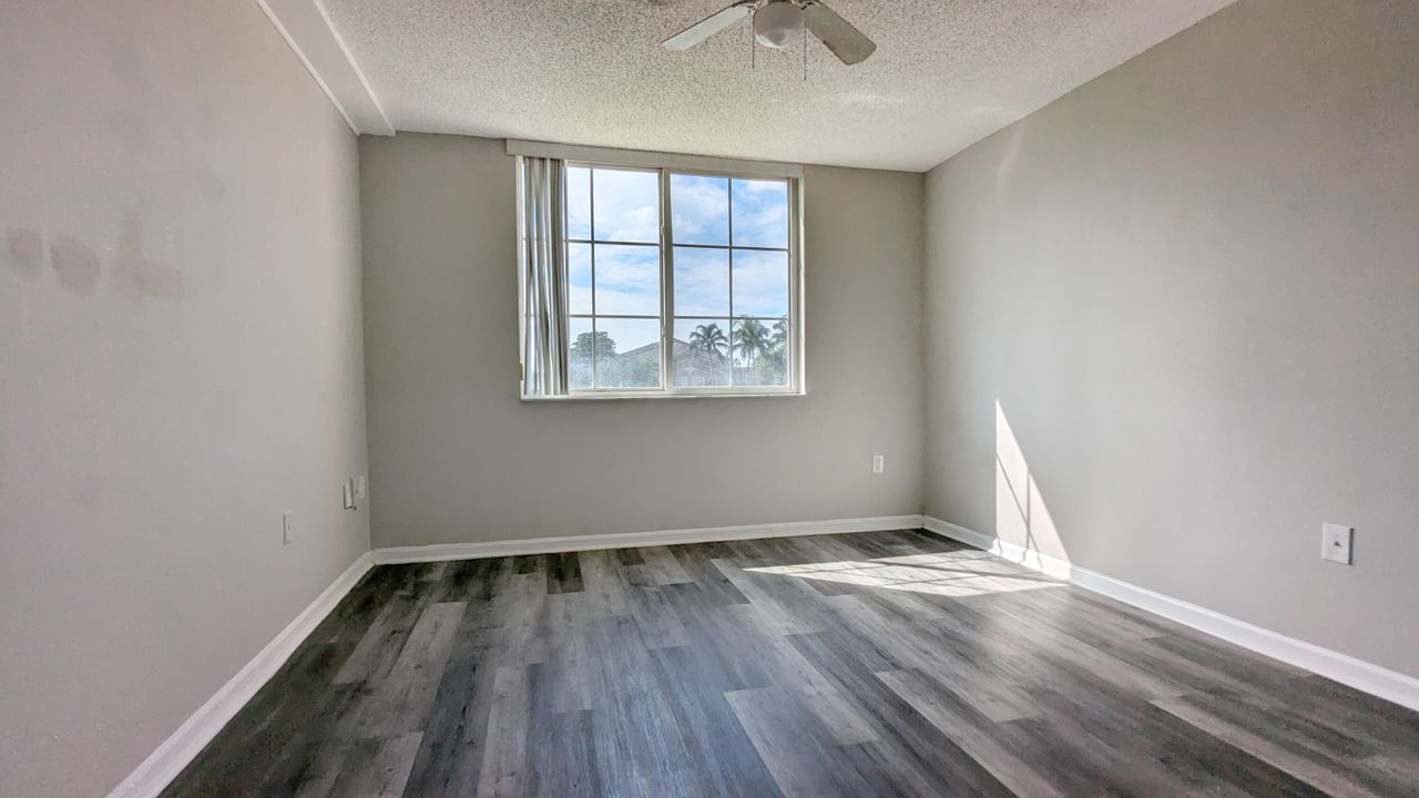 For Sale: $229,900 (2 beds, 2 baths, 1076 Square Feet)