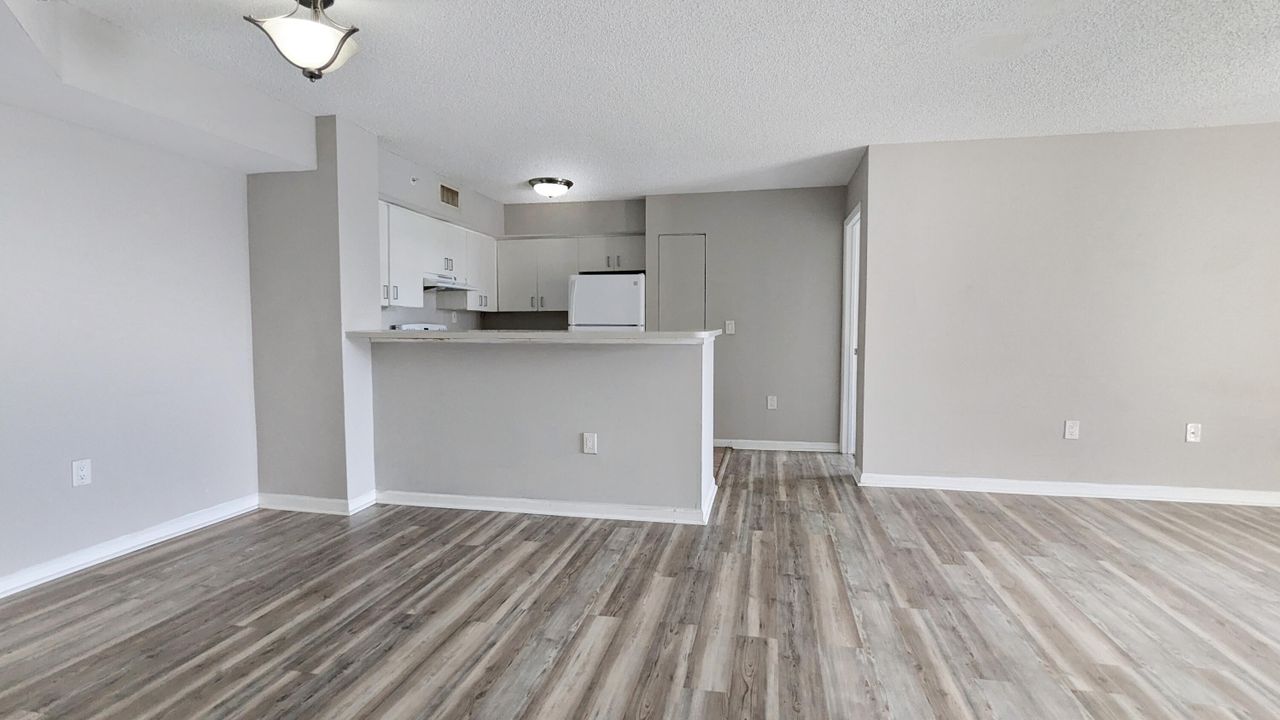 For Sale: $229,900 (2 beds, 2 baths, 1076 Square Feet)