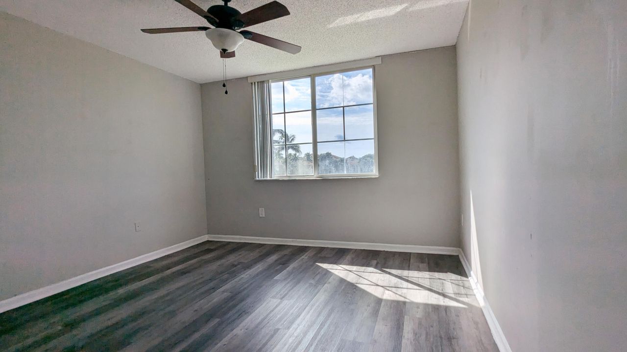 For Sale: $229,900 (2 beds, 2 baths, 1076 Square Feet)