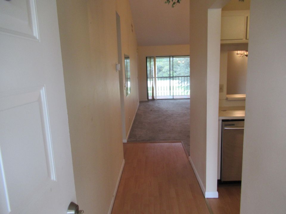 Active With Contract: $1,850 (2 beds, 2 baths, 958 Square Feet)