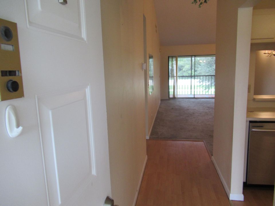 Active With Contract: $1,850 (2 beds, 2 baths, 958 Square Feet)