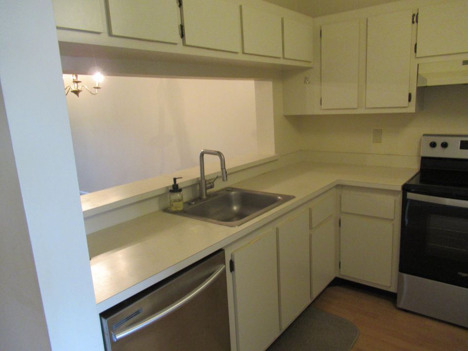 Active With Contract: $1,850 (2 beds, 2 baths, 958 Square Feet)