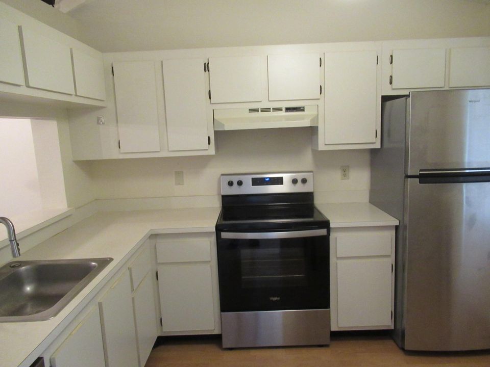 Active With Contract: $1,850 (2 beds, 2 baths, 958 Square Feet)