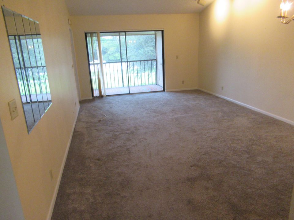 Active With Contract: $1,850 (2 beds, 2 baths, 958 Square Feet)