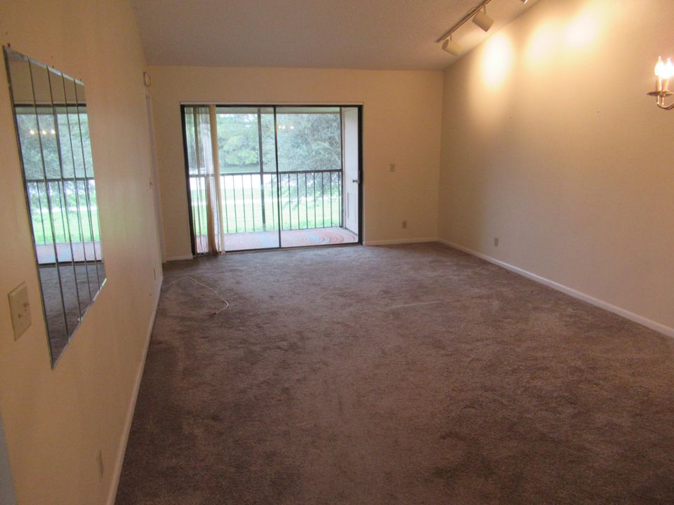 Active With Contract: $1,850 (2 beds, 2 baths, 958 Square Feet)