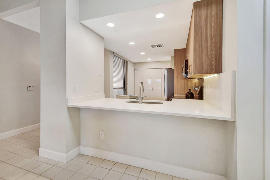 For Sale: $309,500 (1 beds, 1 baths, 1089 Square Feet)