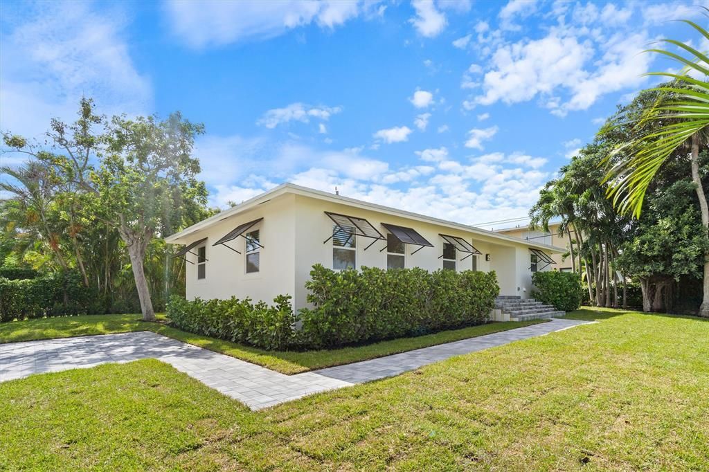 For Sale: $1,599,999 (3 beds, 2 baths, 1304 Square Feet)