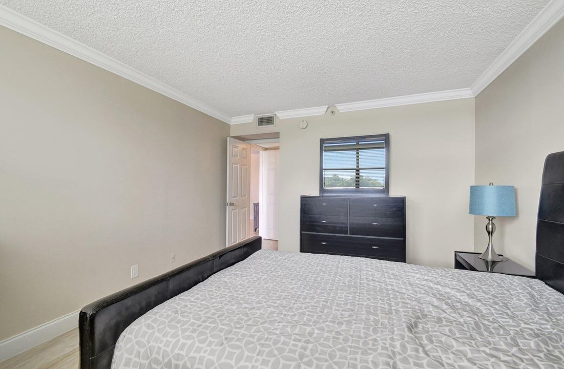 For Sale: $225,000 (1 beds, 1 baths, 900 Square Feet)