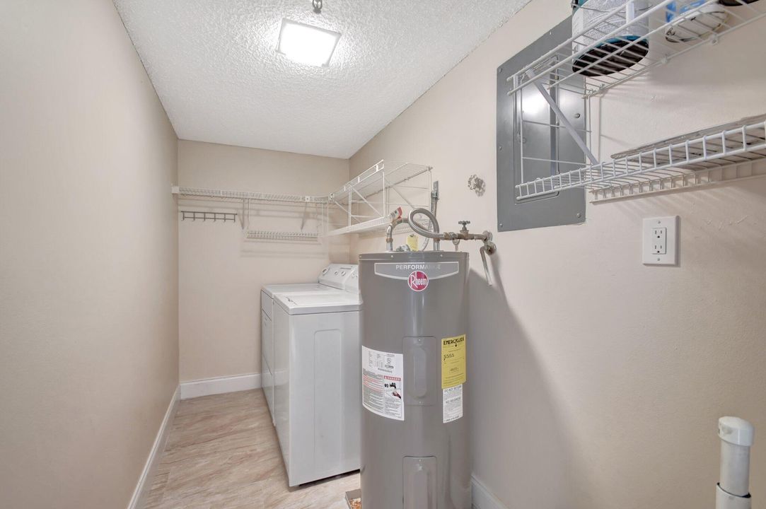 For Sale: $225,000 (1 beds, 1 baths, 900 Square Feet)