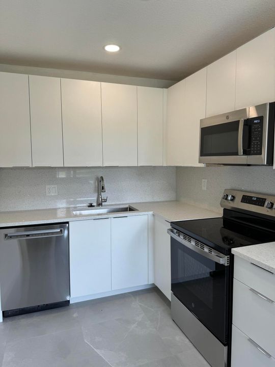 For Rent: $3,495 (3 beds, 2 baths, 948 Square Feet)