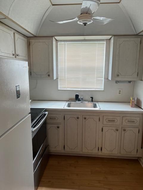 For Sale: $94,500 (1 beds, 1 baths, 700 Square Feet)