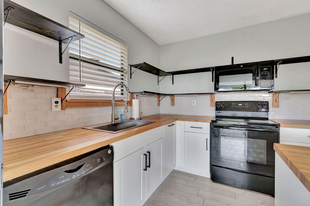 For Sale: $465,000 (2 beds, 2 baths, 1439 Square Feet)