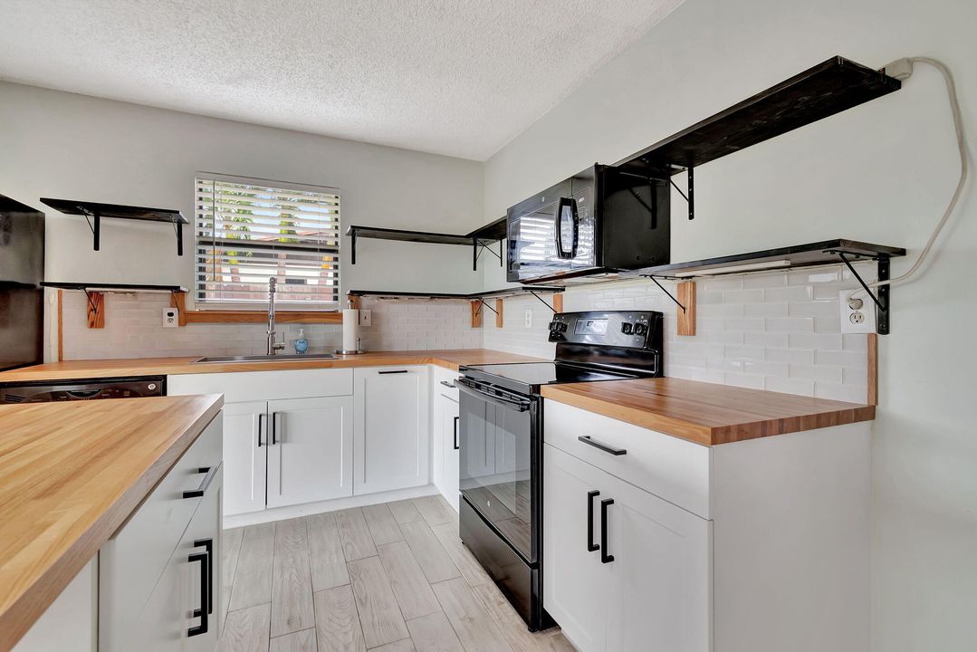 For Sale: $465,000 (2 beds, 2 baths, 1439 Square Feet)