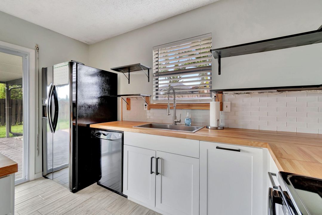 For Sale: $465,000 (2 beds, 2 baths, 1439 Square Feet)