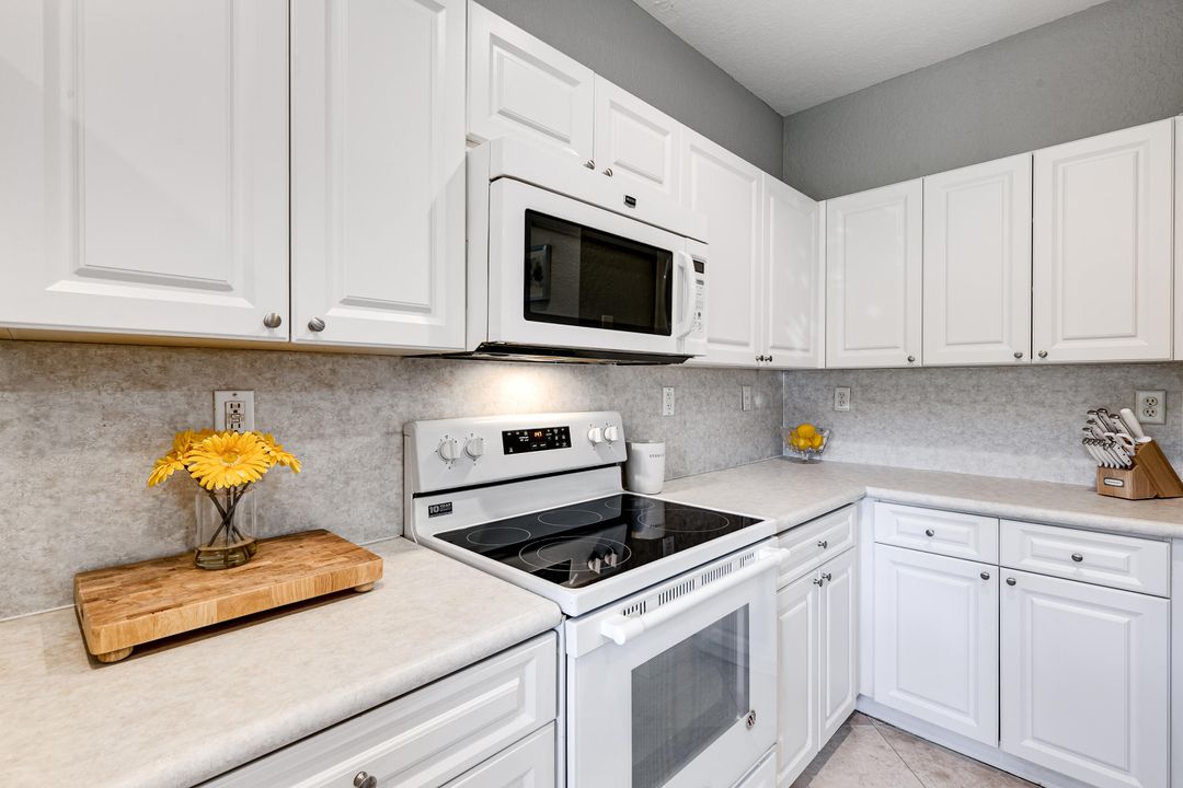 Active With Contract: $3,000 (3 beds, 2 baths, 1632 Square Feet)