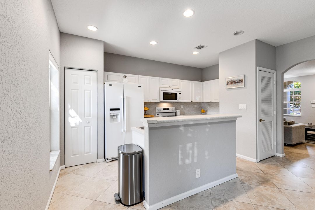 Active With Contract: $3,000 (3 beds, 2 baths, 1632 Square Feet)