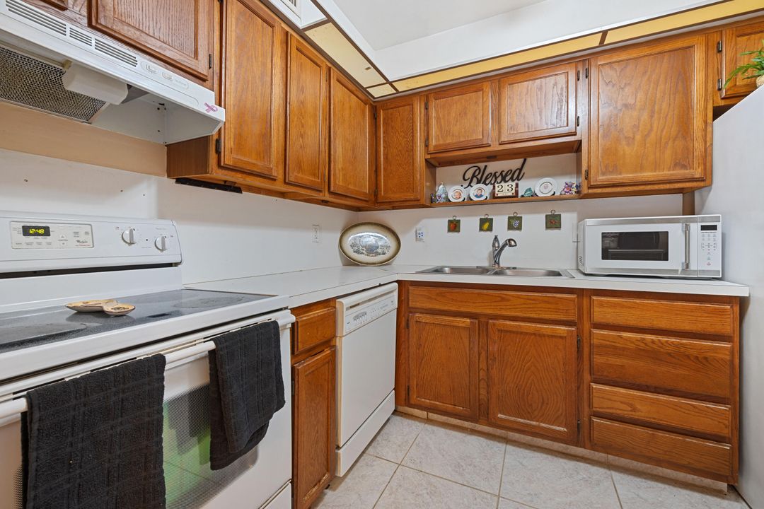 For Sale: $246,000 (2 beds, 2 baths, 1008 Square Feet)