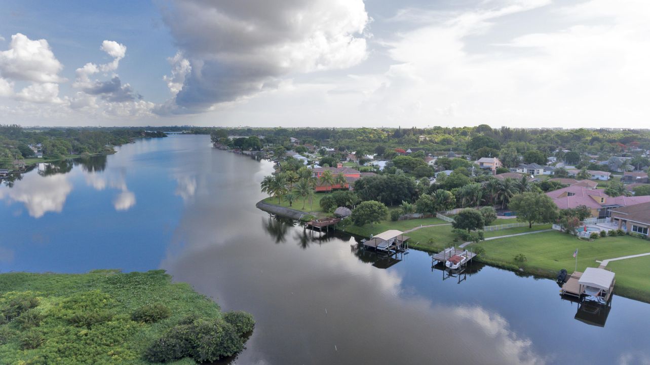 For Sale: $1,275,000 (4 beds, 2 baths, 1952 Square Feet)