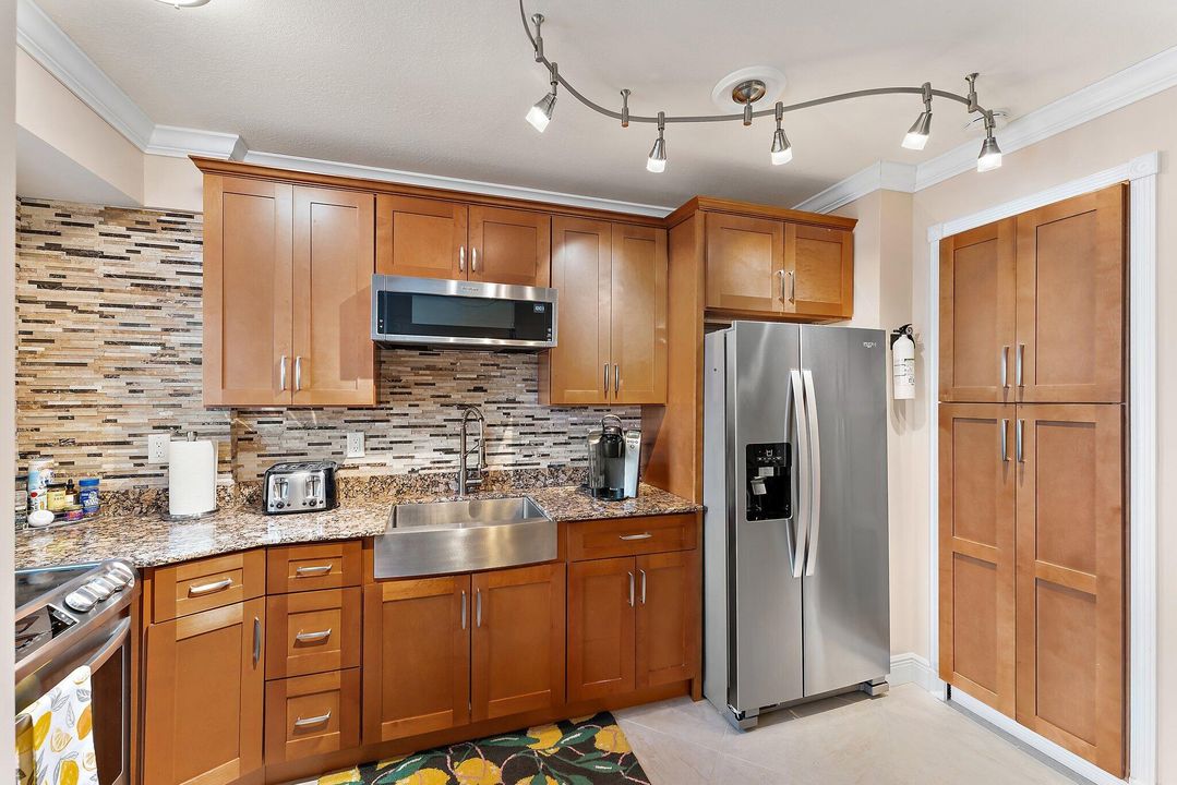 For Sale: $459,000 (1 beds, 1 baths, 704 Square Feet)