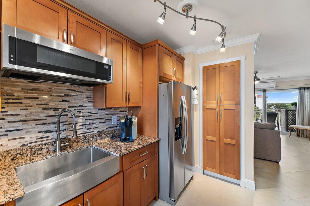 For Sale: $459,000 (1 beds, 1 baths, 704 Square Feet)