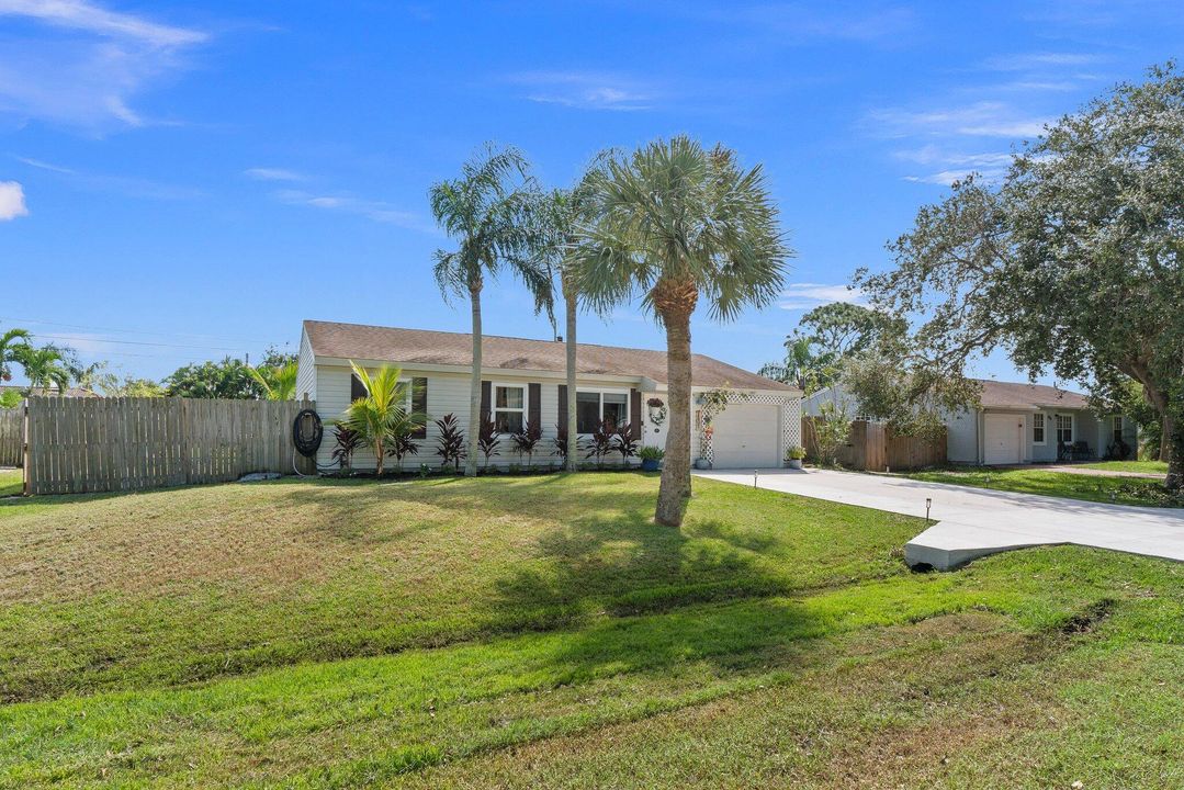 For Sale: $335,000 (3 beds, 2 baths, 1036 Square Feet)