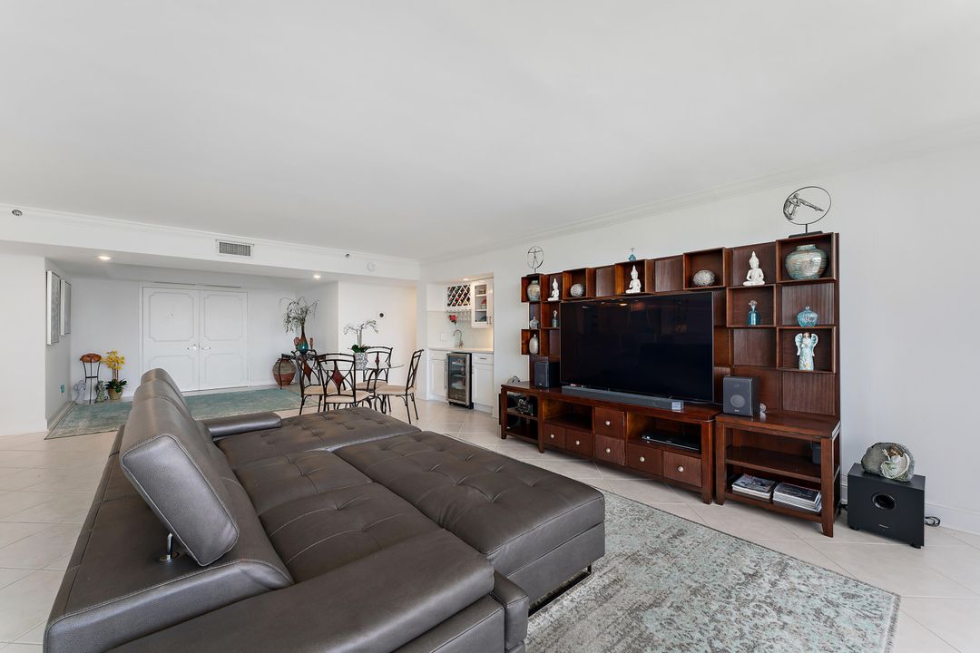 For Sale: $1,050,000 (3 beds, 2 baths, 2200 Square Feet)