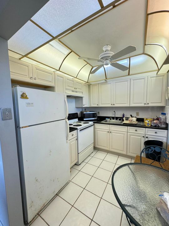 For Rent: $2,800 (2 beds, 2 baths, 835 Square Feet)