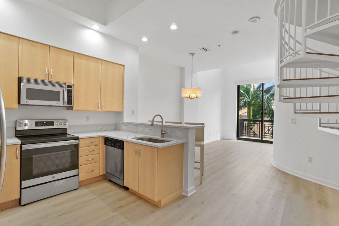 For Sale: $625,000 (1 beds, 1 baths, 1071 Square Feet)