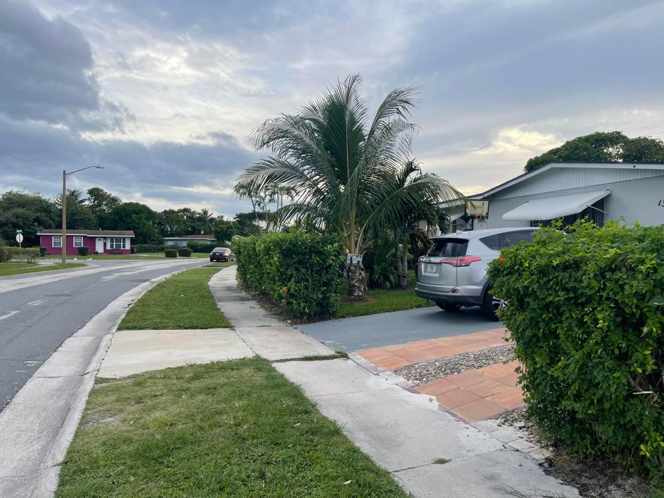 For Sale: $350,000 (3 beds, 2 baths, 1318 Square Feet)