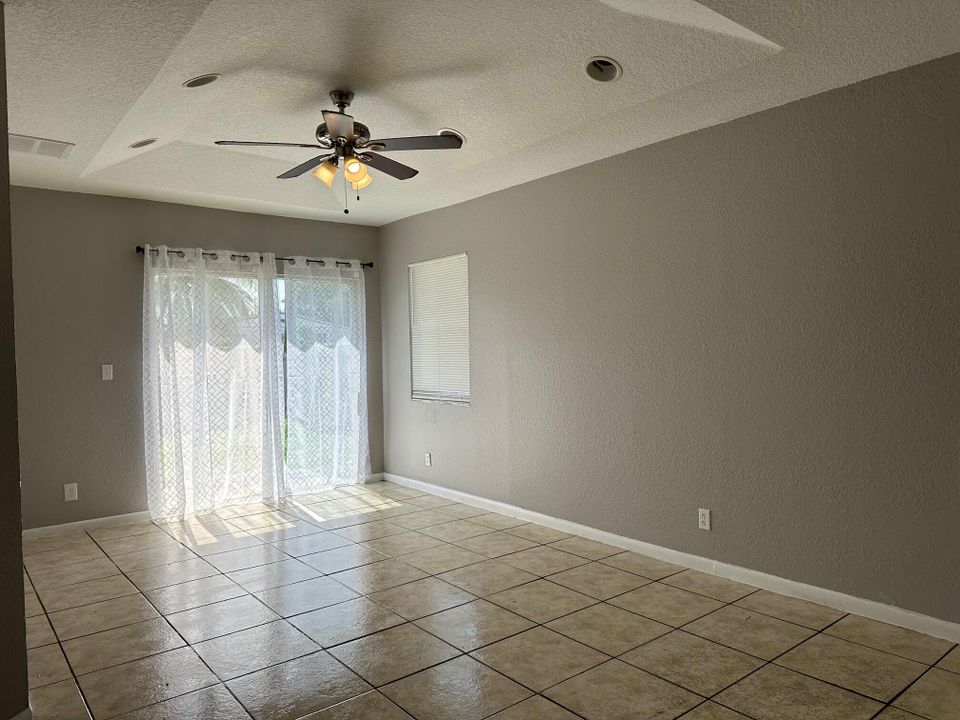 For Rent: $2,590 (3 beds, 2 baths, 1294 Square Feet)