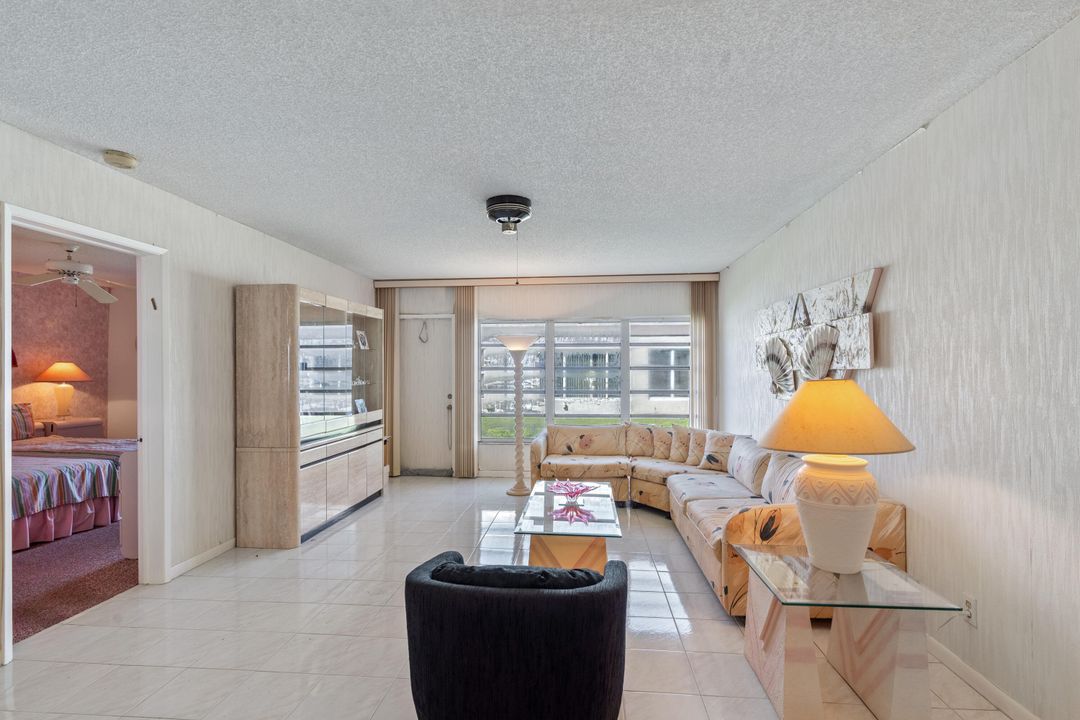 For Sale: $269,000 (2 beds, 2 baths, 1227 Square Feet)