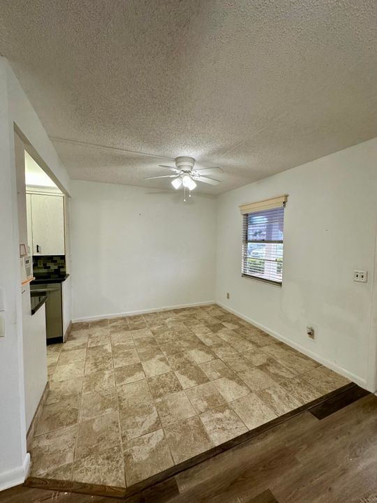 For Sale: $129,900 (2 beds, 1 baths, 861 Square Feet)