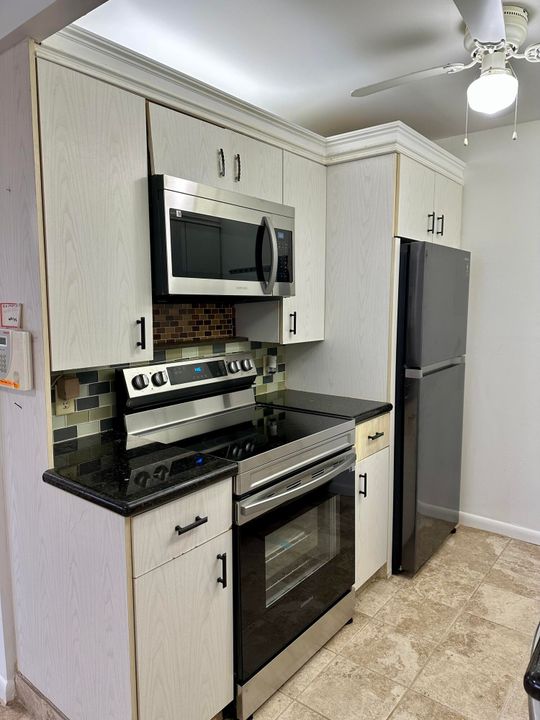 For Sale: $129,900 (2 beds, 1 baths, 861 Square Feet)