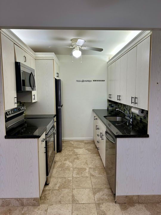 For Sale: $129,900 (2 beds, 1 baths, 861 Square Feet)