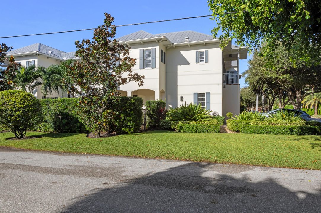 For Sale: $3,495,000 (3 beds, 3 baths, 3030 Square Feet)