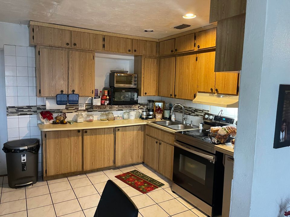 For Sale: $350,000 (3 beds, 2 baths, 1318 Square Feet)