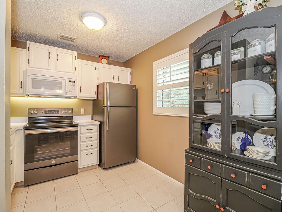 For Sale: $174,900 (2 beds, 2 baths, 1000 Square Feet)